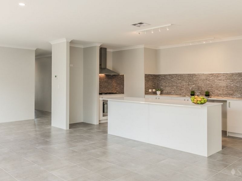 13 Campden Loop, Parmelia WA 6167