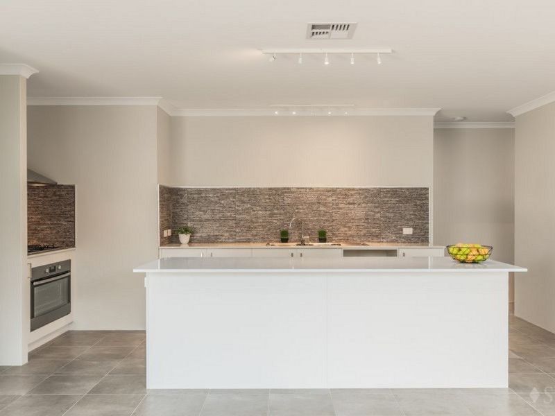 13 Campden Loop, Parmelia WA 6167