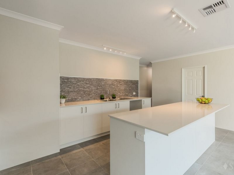 13 Campden Loop, Parmelia WA 6167