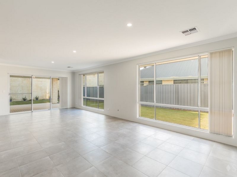 13 Campden Loop, Parmelia WA 6167