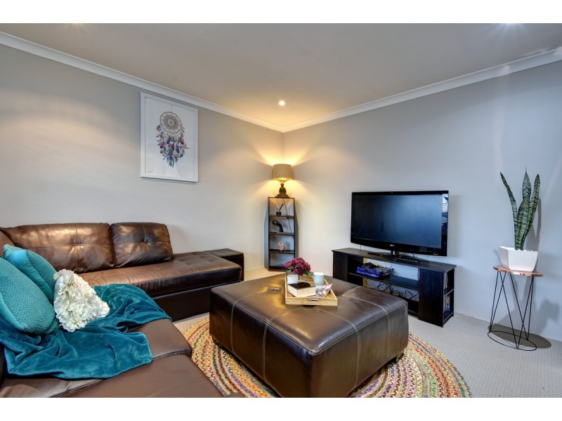 33 Rocklands Loop, Carramar WA 6031