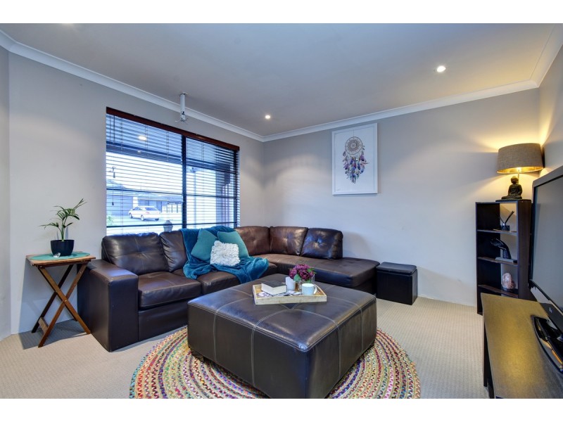 33 Rocklands Loop, Carramar WA 6031