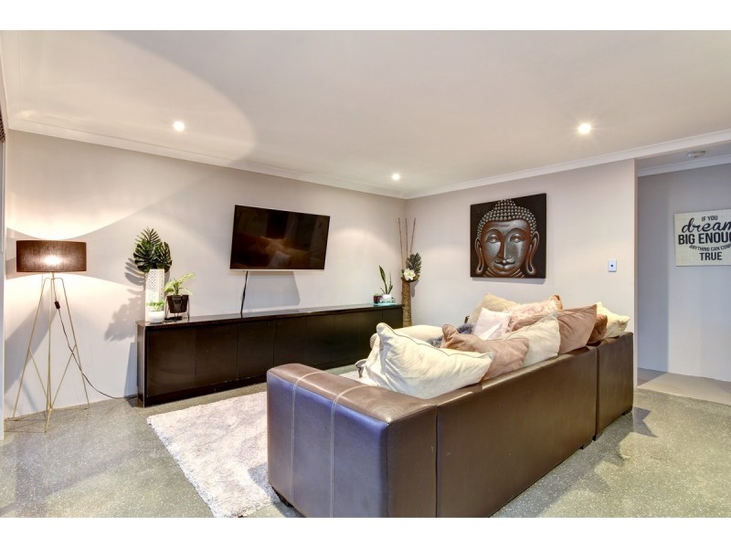 33 Rocklands Loop, Carramar WA 6031