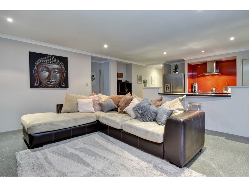 33 Rocklands Loop, Carramar WA 6031