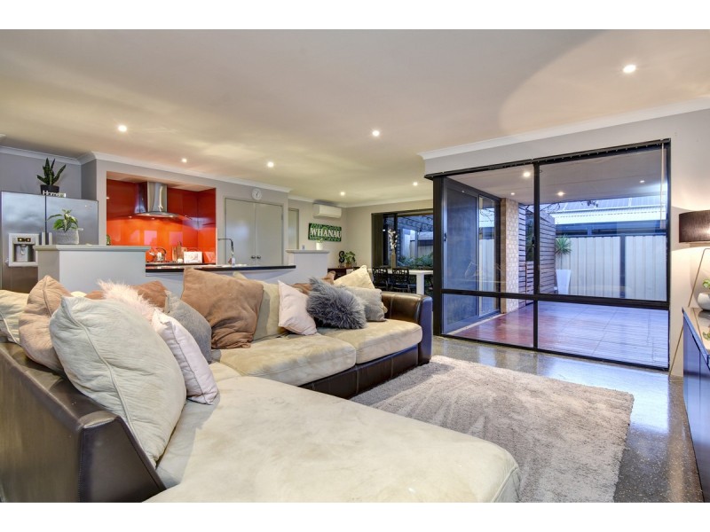 33 Rocklands Loop, Carramar WA 6031