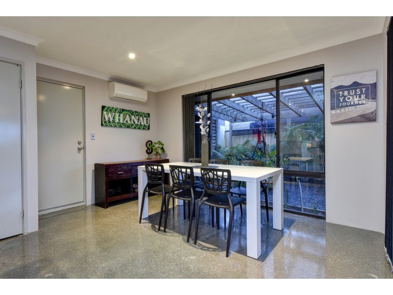 33 Rocklands Loop, Carramar WA 6031