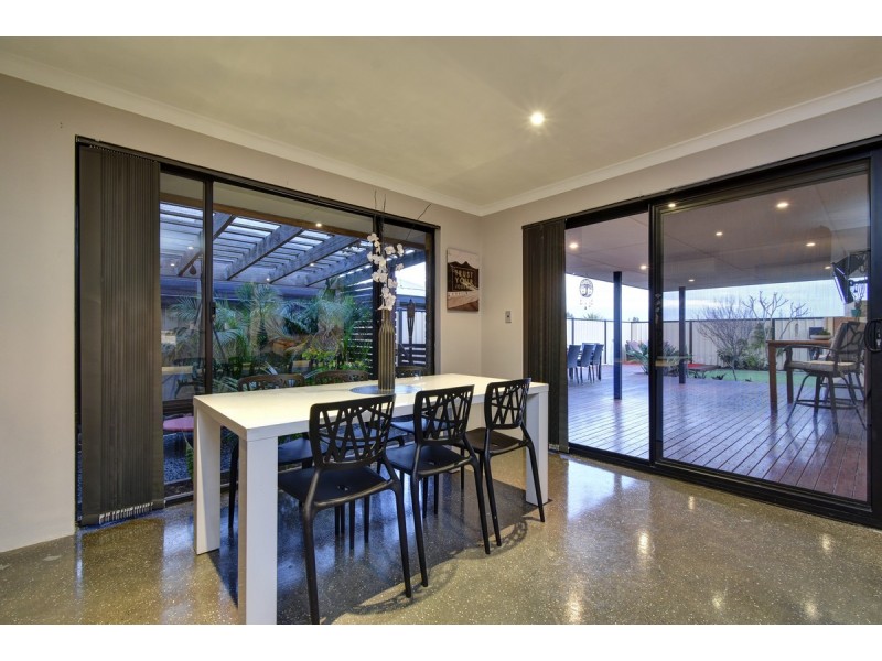 33 Rocklands Loop, Carramar WA 6031