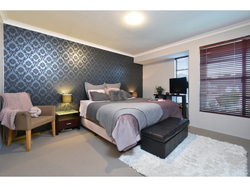 33 Rocklands Loop, Carramar WA 6031