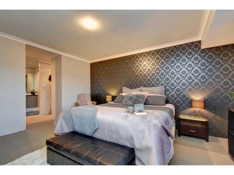 33 Rocklands Loop, Carramar WA 6031