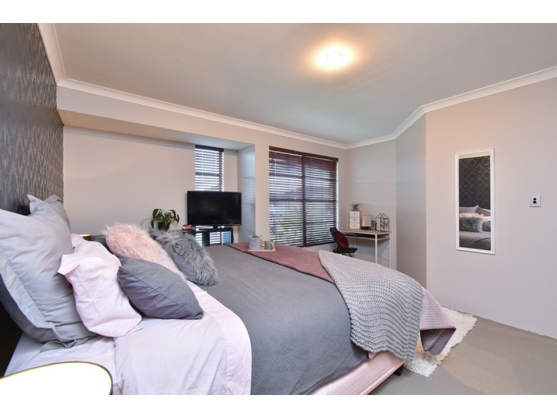 33 Rocklands Loop, Carramar WA 6031