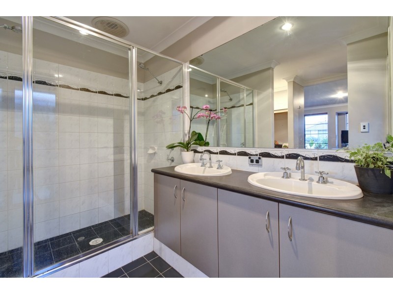 33 Rocklands Loop, Carramar WA 6031