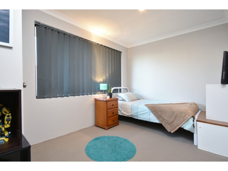 33 Rocklands Loop, Carramar WA 6031