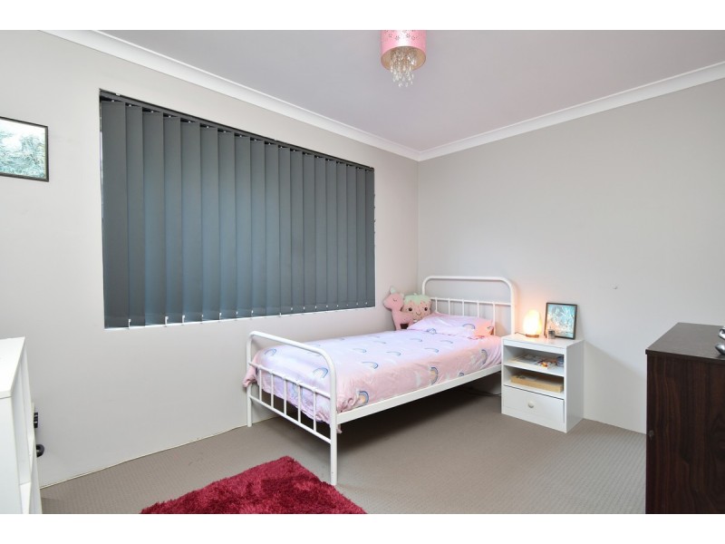 33 Rocklands Loop, Carramar WA 6031