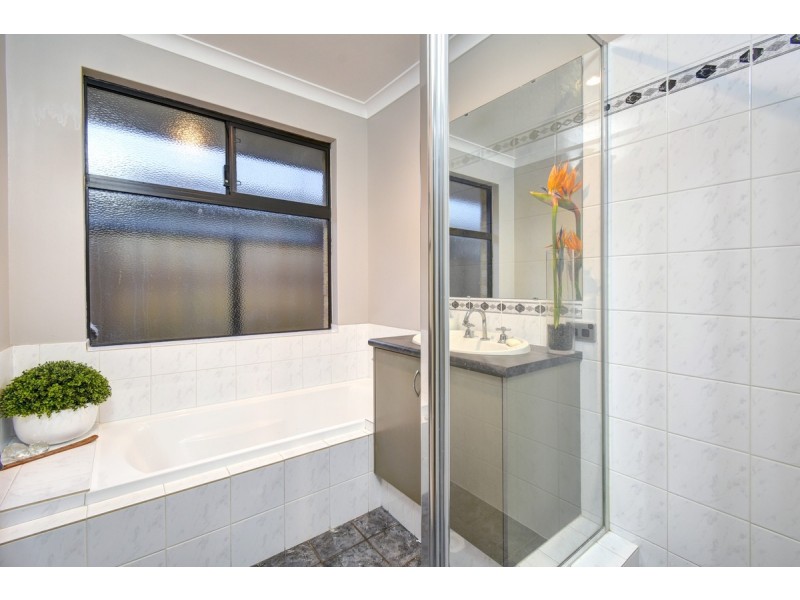 33 Rocklands Loop, Carramar WA 6031