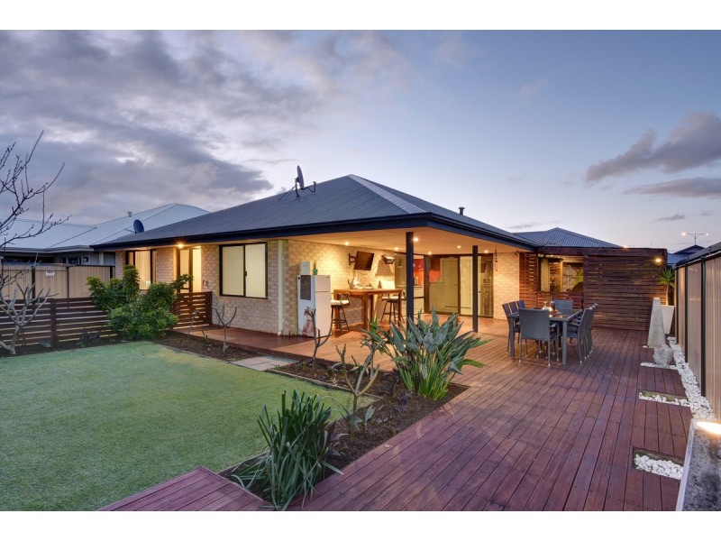 33 Rocklands Loop, Carramar WA 6031