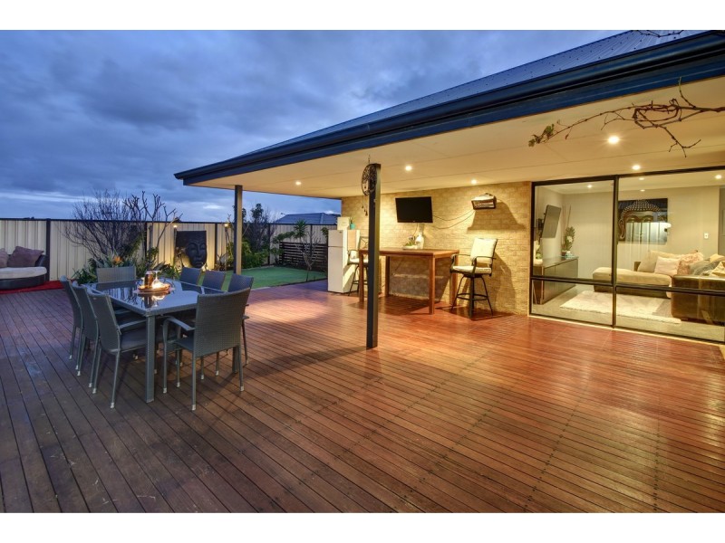 33 Rocklands Loop, Carramar WA 6031