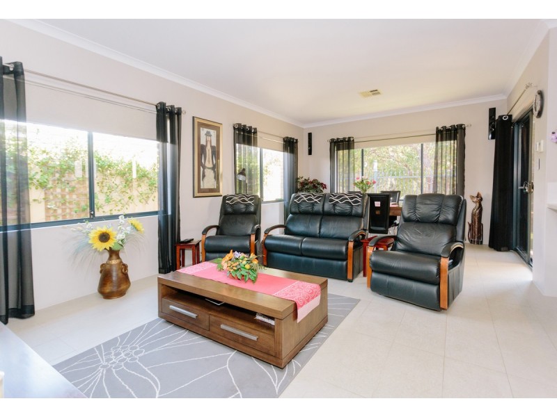 11 Atley Pass, Carramar WA 6031