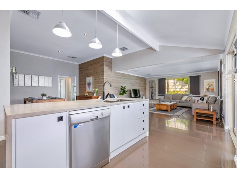 27 St Sebastien Chase, Iluka WA 6028