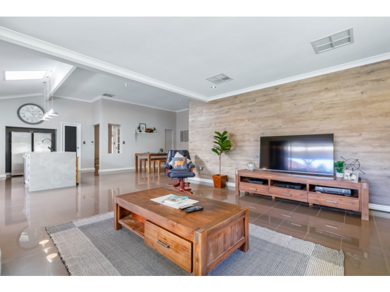 27 St Sebastien Chase, Iluka WA 6028