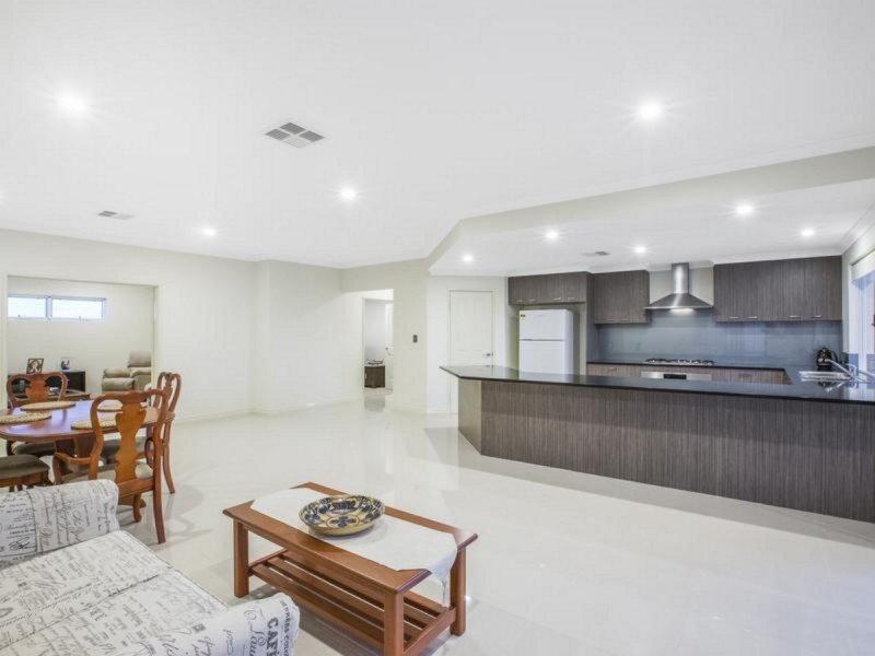 77 Torwood Edge, Halls Head WA 6210
