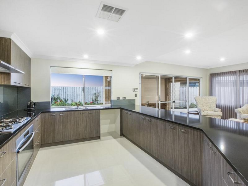 77 Torwood Edge, Halls Head WA 6210
