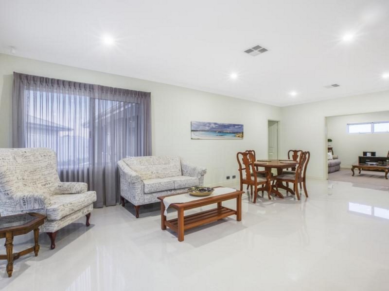 77 Torwood Edge, Halls Head WA 6210
