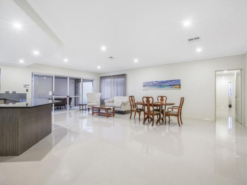 77 Torwood Edge, Halls Head WA 6210