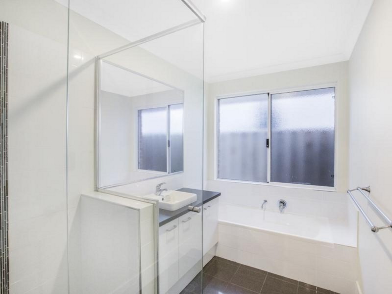 77 Torwood Edge, Halls Head WA 6210