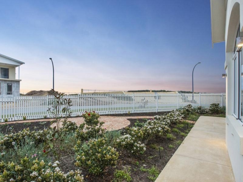 77 Torwood Edge, Halls Head WA 6210