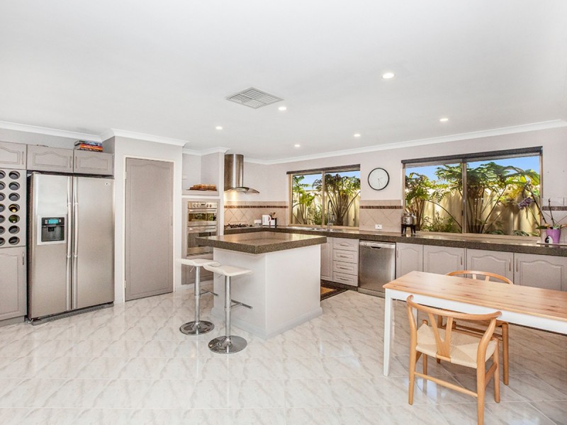 15 Jenkin Mews, Atwell WA 6164