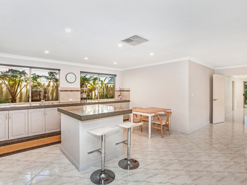 15 Jenkin Mews, Atwell WA 6164