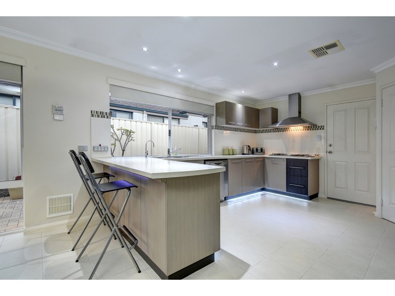 21 Shiralee Bend, Carramar WA 6031