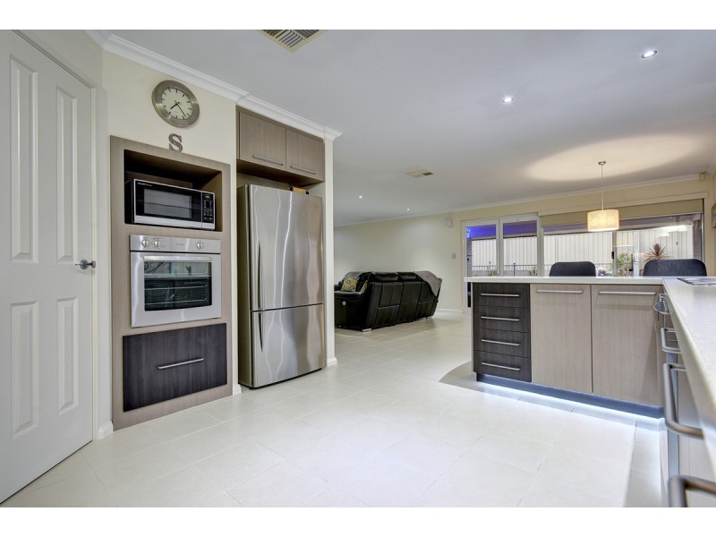 21 Shiralee Bend, Carramar WA 6031