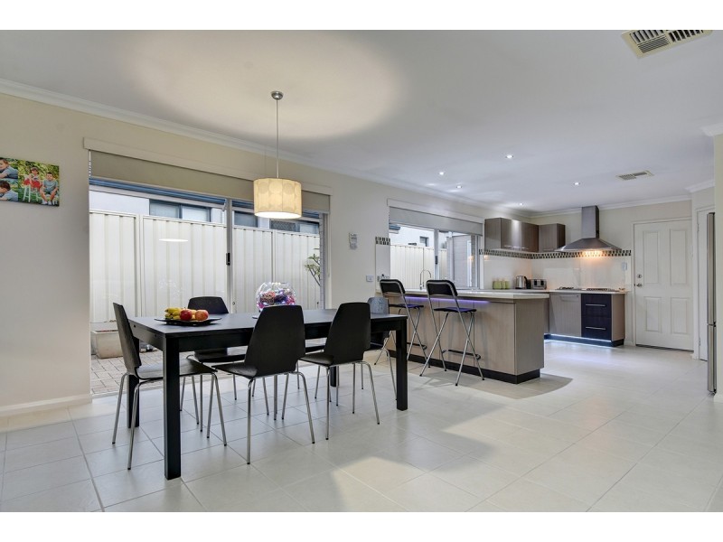 21 Shiralee Bend, Carramar WA 6031