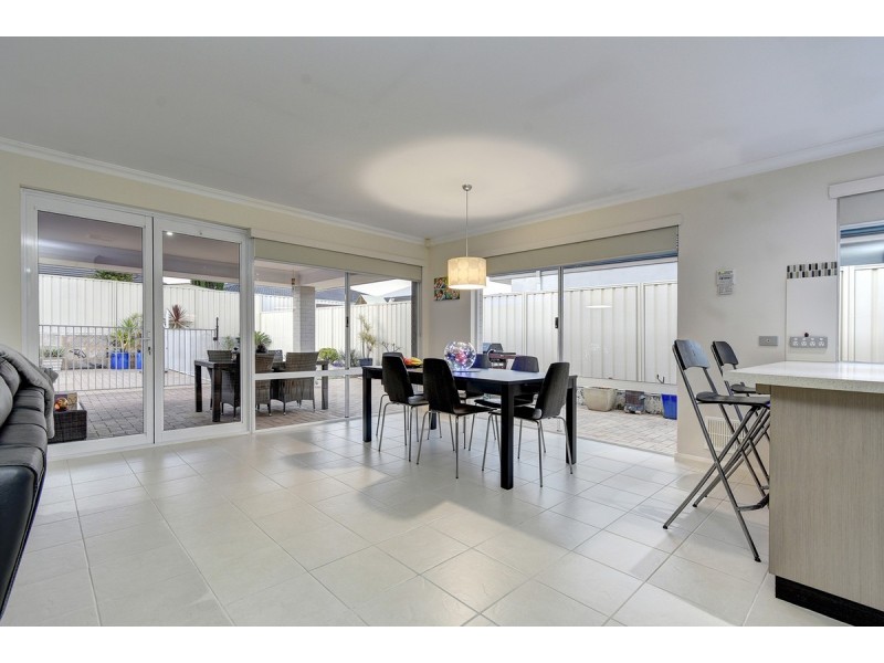 21 Shiralee Bend, Carramar WA 6031