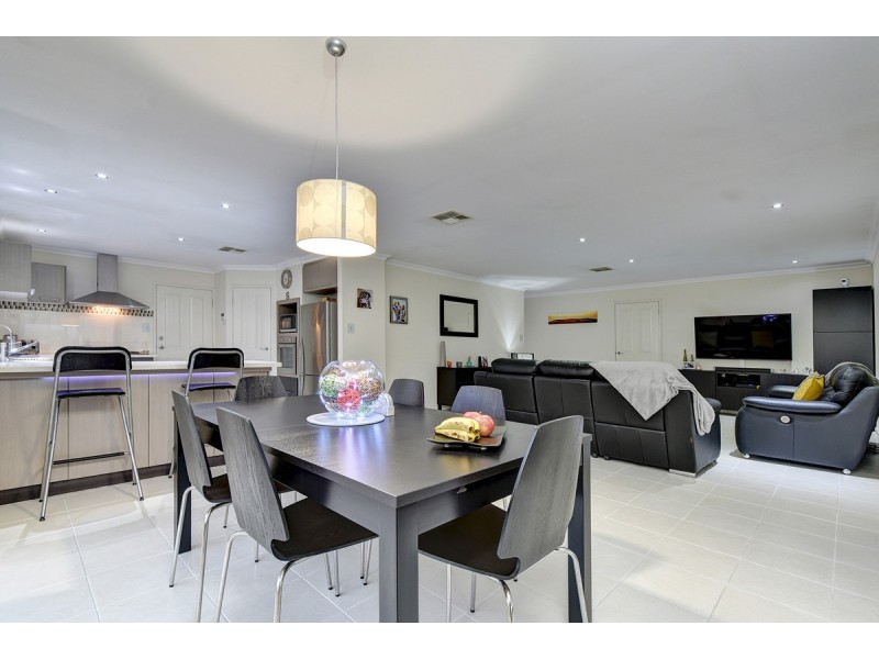 21 Shiralee Bend, Carramar WA 6031