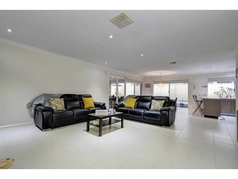 21 Shiralee Bend, Carramar WA 6031