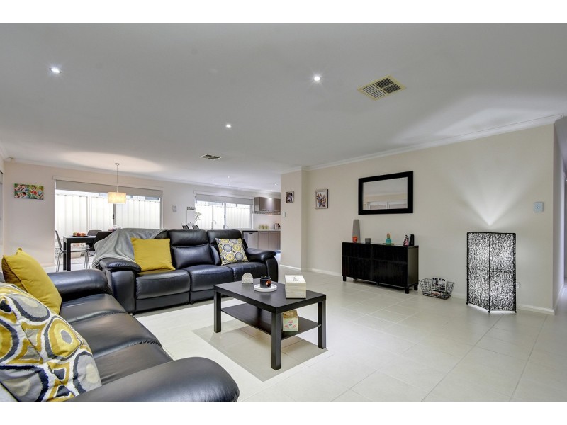 21 Shiralee Bend, Carramar WA 6031