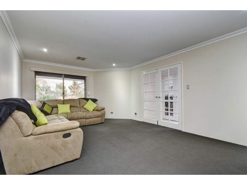 21 Shiralee Bend, Carramar WA 6031