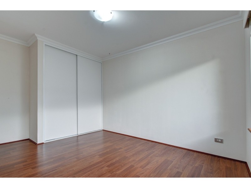 21 Shiralee Bend, Carramar WA 6031