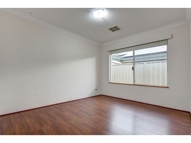 21 Shiralee Bend, Carramar WA 6031