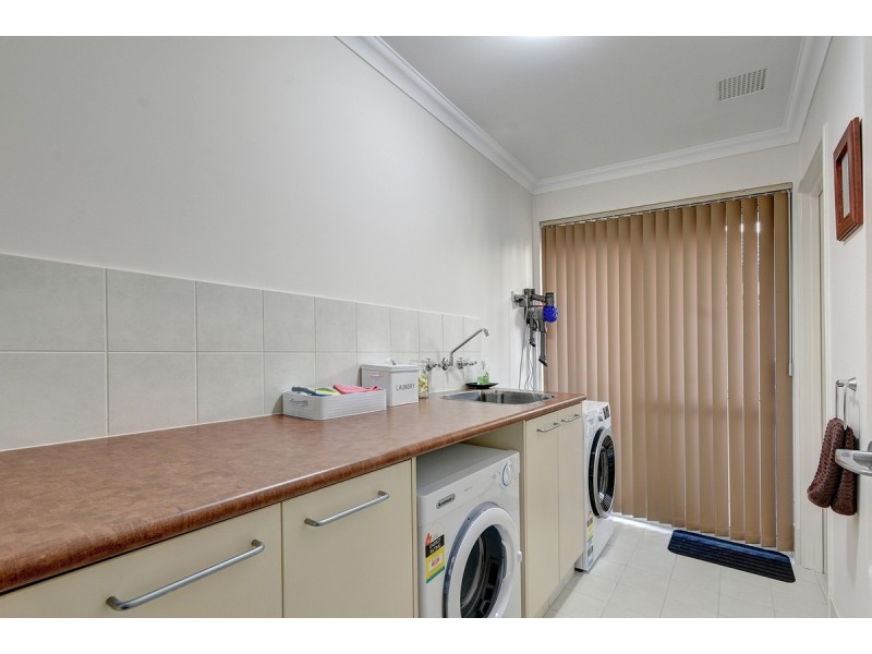 21 Shiralee Bend, Carramar WA 6031