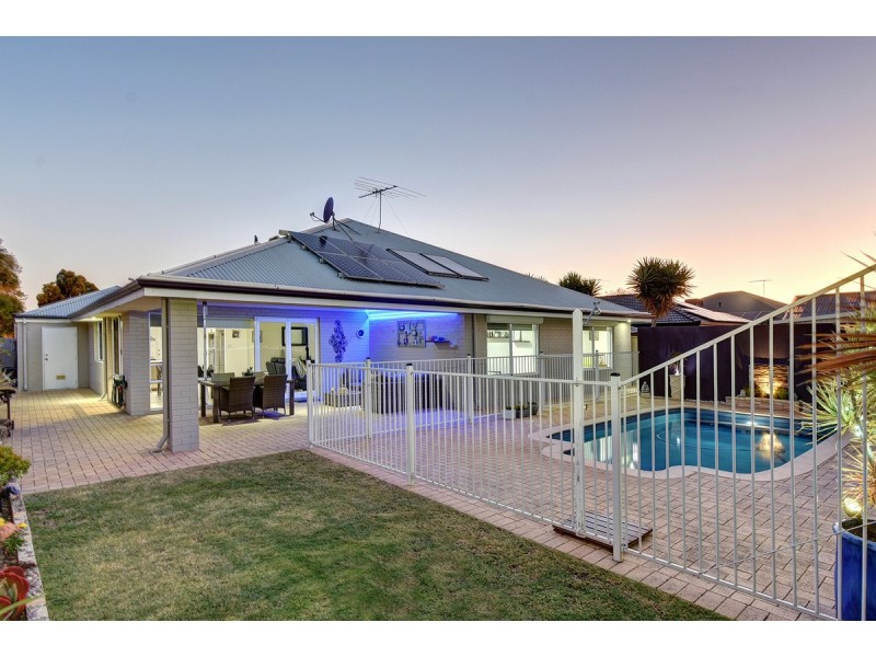 21 Shiralee Bend, Carramar WA 6031