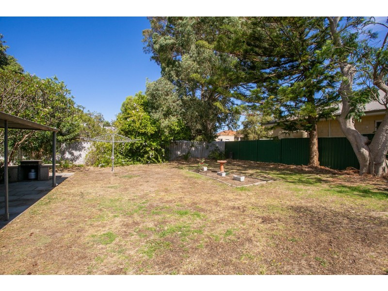 10 Chadwick Street, Hilton WA 6163