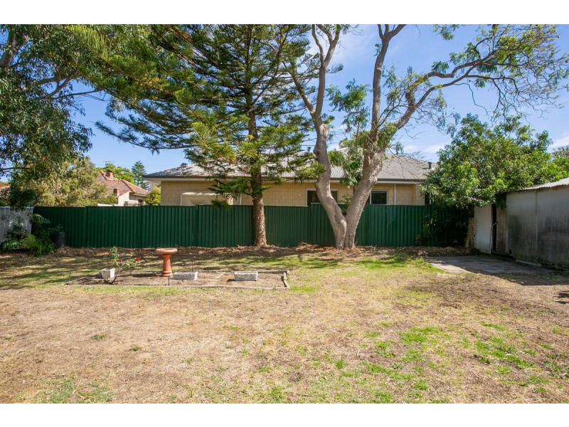 10 Chadwick Street, Hilton WA 6163