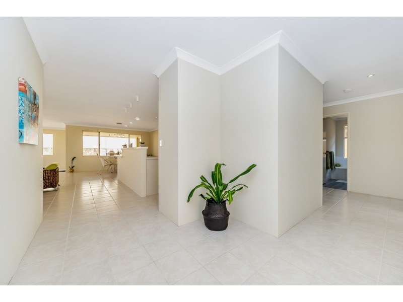 14 Arlette Pass, Lakelands WA 6180