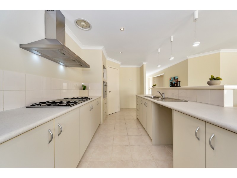 14 Arlette Pass, Lakelands WA 6180