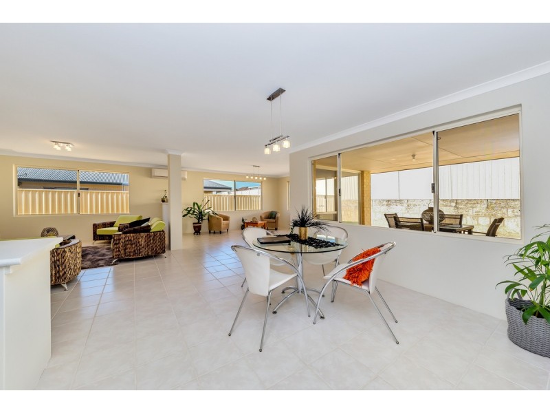 14 Arlette Pass, Lakelands WA 6180