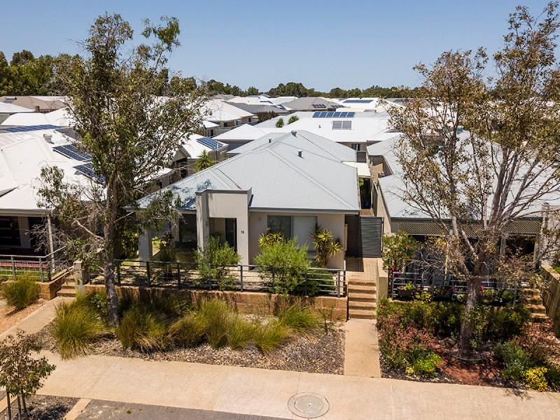 16 Regatta Boulevard, Champion Lakes WA 6111