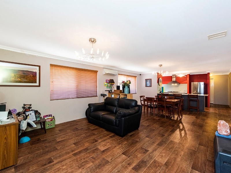 16 Regatta Boulevard, Champion Lakes WA 6111